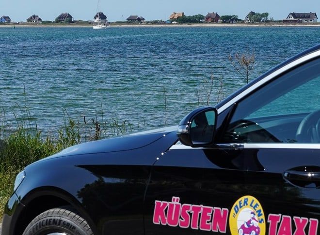 Mercedes von Küsten-Taxi an der Küste